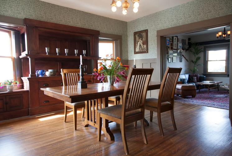 美式风格别墅餐厅方形特色餐桌造型设计
