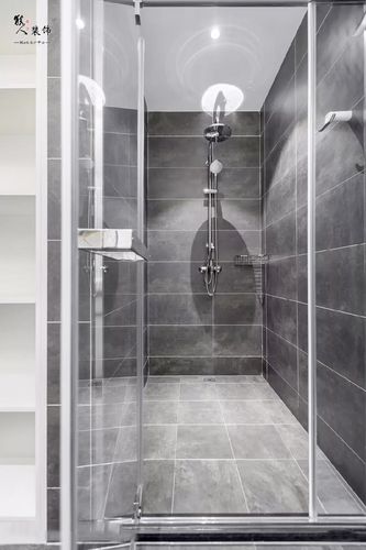 主卫淋浴区整体通铺深灰色瓷砖搭配白色美缝彰显中性色调的简洁干练