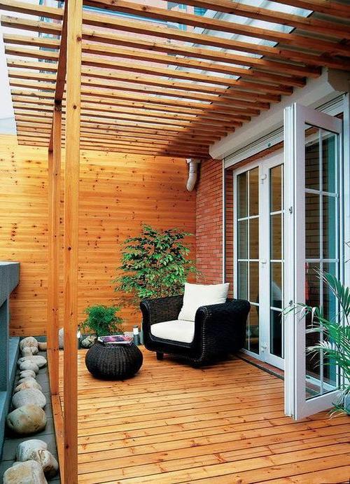 120实木家具原木色建材让阳台更贴近自然装修效果图