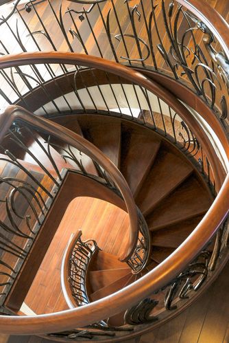 深褐色圆形螺旋木质楼梯装修效果图