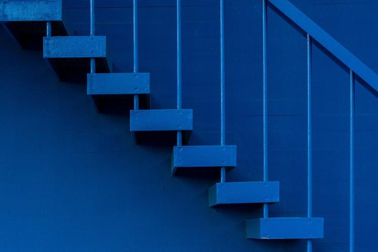 蓝色栏杆楼梯图片