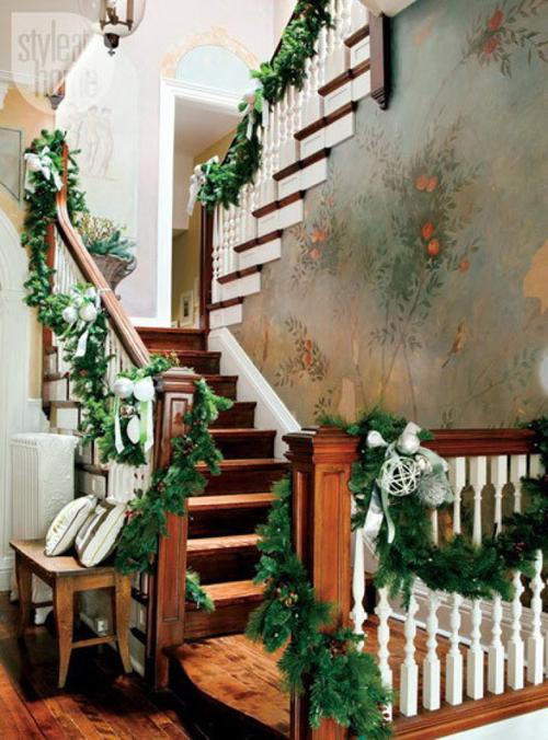 楼梯缠绕着绿植虽然是假的也能够带来小清新的格调.