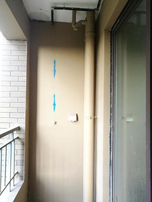 阳台水管只能砖砌打立柜包起来侧边装洗衣机邻居瞧见天天夸