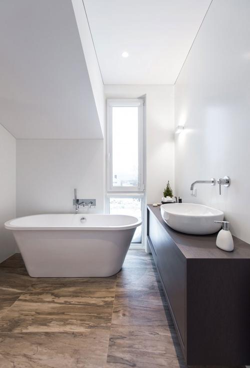 现代风格卫生间简约浴缸效果图深色实木浴室柜图片