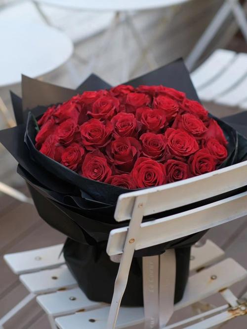 33朵红玫瑰的求婚花束