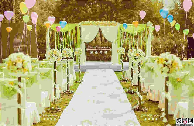 绿色森林系草坪婚礼现场花门布置图片