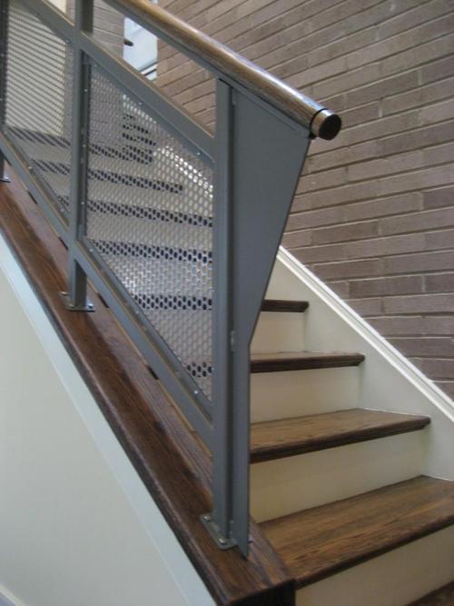 深灰色铁质护栏楼梯装修效果图