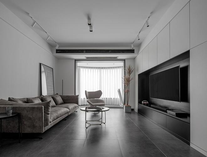客厅墙面采用白色乳胶漆打底地面采用深灰色砖增加层次感柜体选择