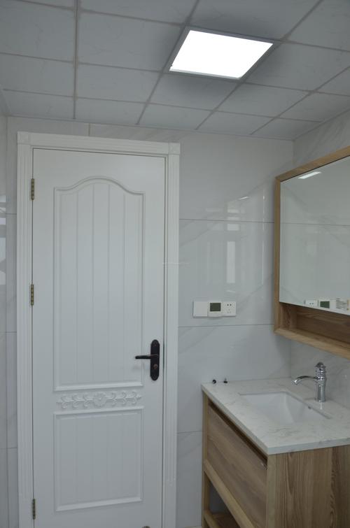 小美式卫生间白色门装修效果图片