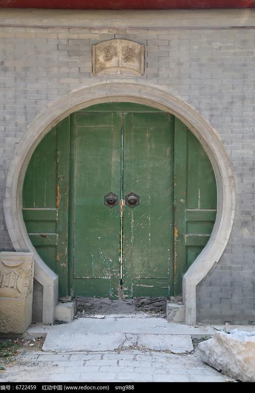青砖墙面的圆拱绿木门