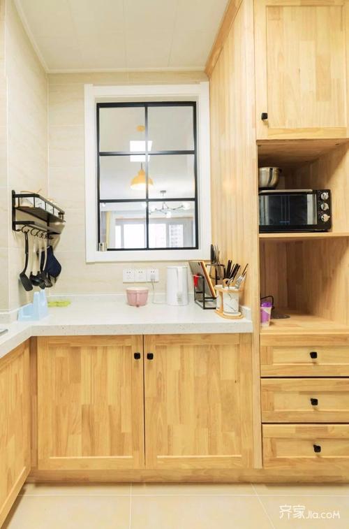 厨房大面积原木色橱柜门板搭配浅色料理台面充足的收纳空间让厨房变