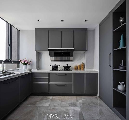 厨房深灰色的橱柜搭配大理石纹地砖干净整洁透亮让人更有大展厨艺的