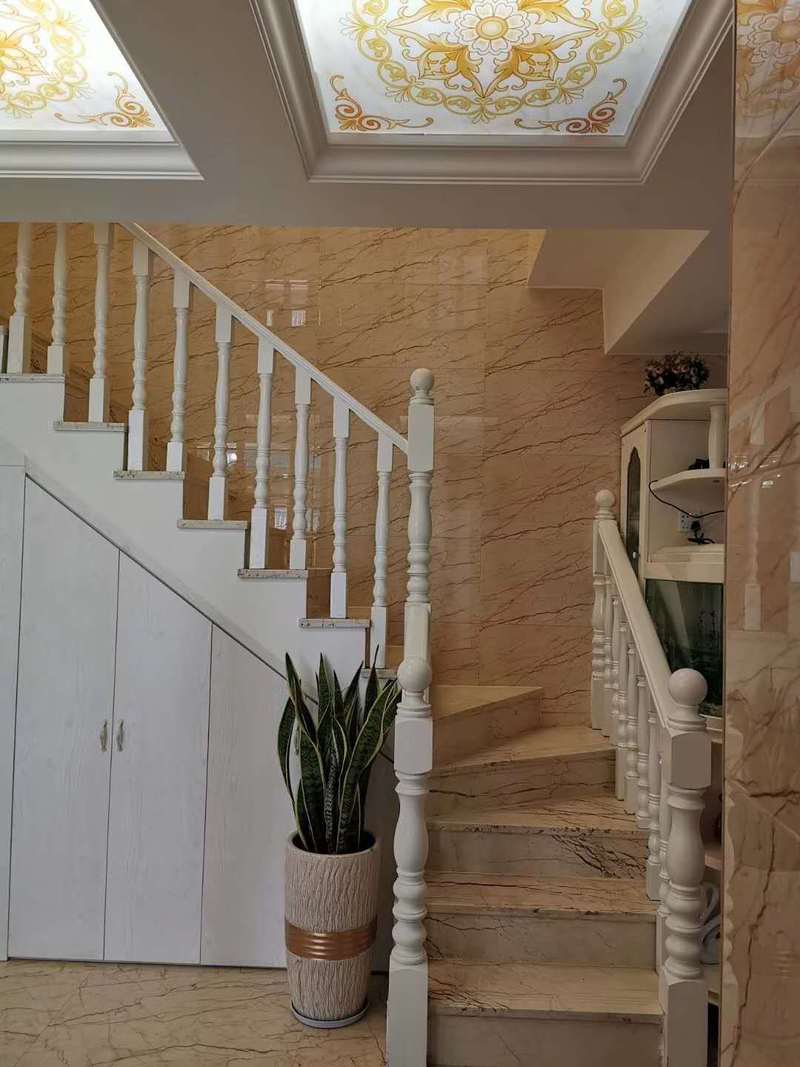 楼梯太漂亮了洁白的扶手配上浅色的瓷砖显得很素雅大方