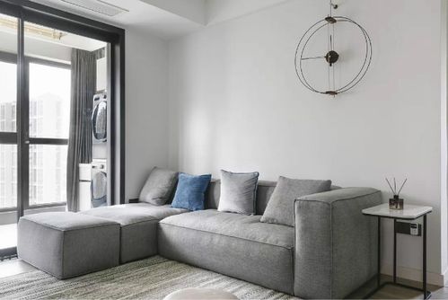 一组灰色布艺沙发给极简的空间增加了一分温暖的治愈.