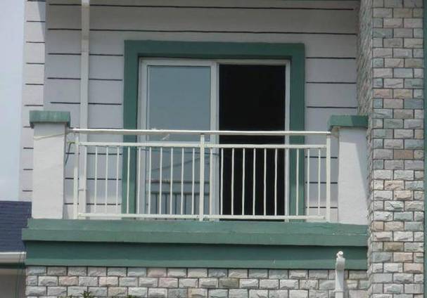 不锈钢护栏不锈钢的阳台护栏样式比较单调可用的色彩又很少