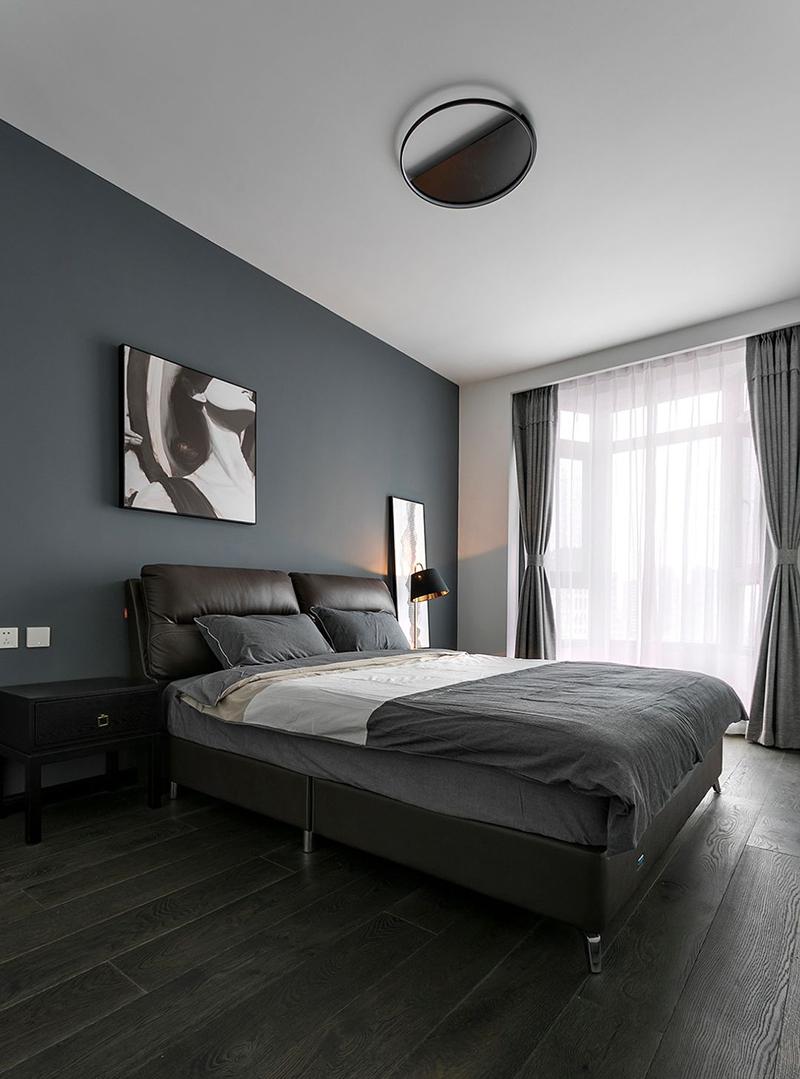 客卧简约有质感深灰色和大面积白色墙面视觉上扩大空间面积.
