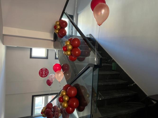 楼梯布置楼梯婚礼设计氛围楼梯气球楼梯
