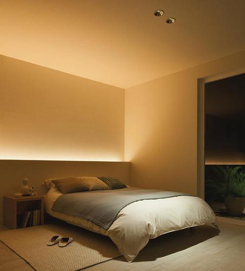 在室内除开一般的照明还有许多的角落可以放置氛围灯.