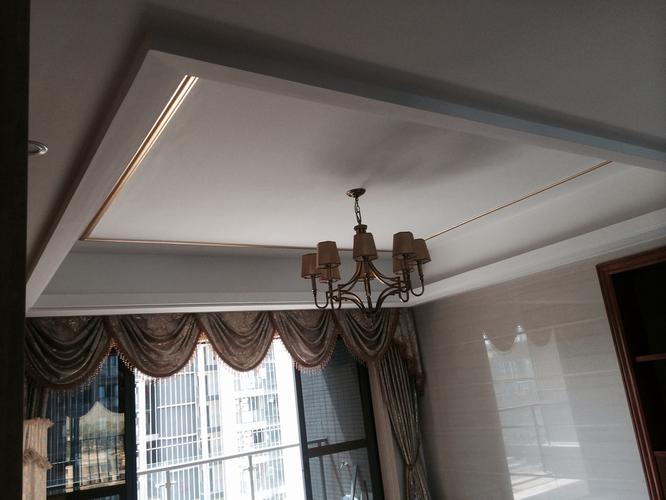 客厅吊顶用一圈小小的金箔材料加上实木线条的造型让人有一种奢华的