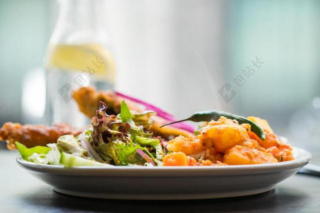 彩色食物美味盘子里的蔬菜沙拉肉食等主食菜肴背景图片
