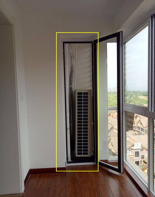 邻居为了增加使用面积砸了空调机位扩入室内外机只能挂阳台了