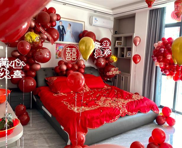 婚房客厅气球布置莆田红金喜庆的色系