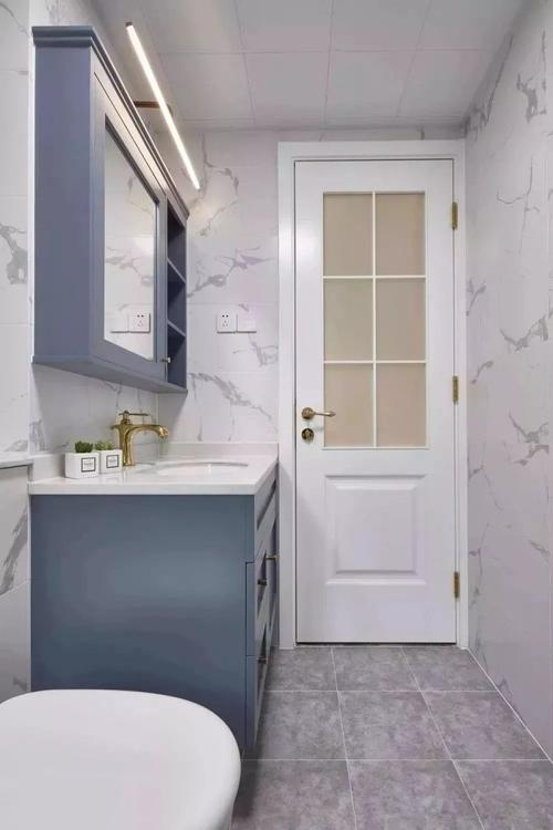 仿爵士白瓷砖铺贴卫生间自然的纹理不需要刻意挑选随意的混铺更加能