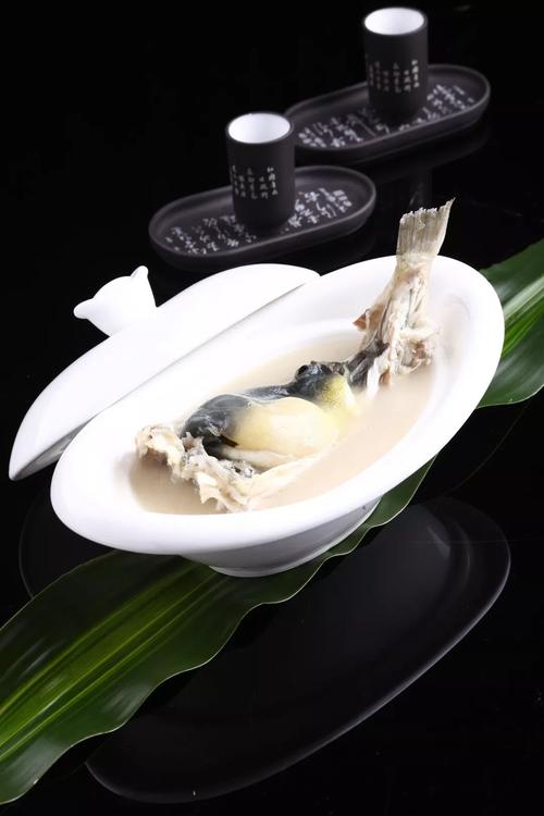 p河豚鱼浓汤是一道由河豚鱼葱花姜末等做成的美食.