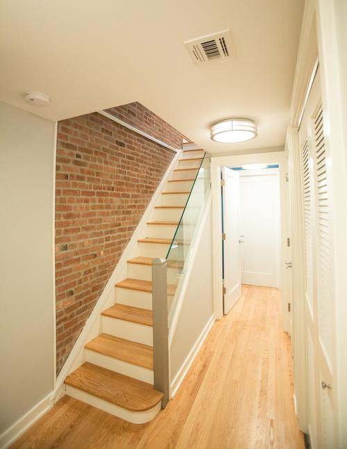 纯木质台面白色侧面简单楼梯装修效果图