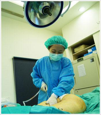 下面小编收集了一个真实的自体脂肪移植隆胸手术过程的图片案例