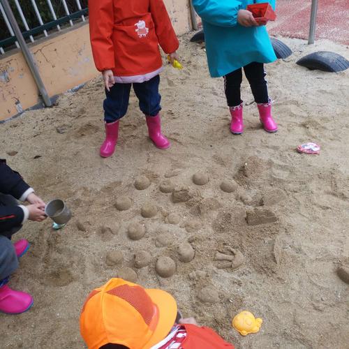 没有玩弄一些沙水但是今天孩子们玩的很开心很高兴由于沙子可塑性强