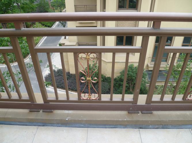 施工人员正确的施工规范是先按照设计将阳台护栏和扶手的安装位置