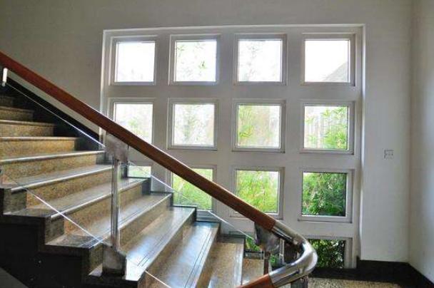 别墅楼梯的窗户要不要装窗帘来看装不装怎么选择吧