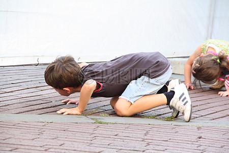 爬在地上的儿童高清图片