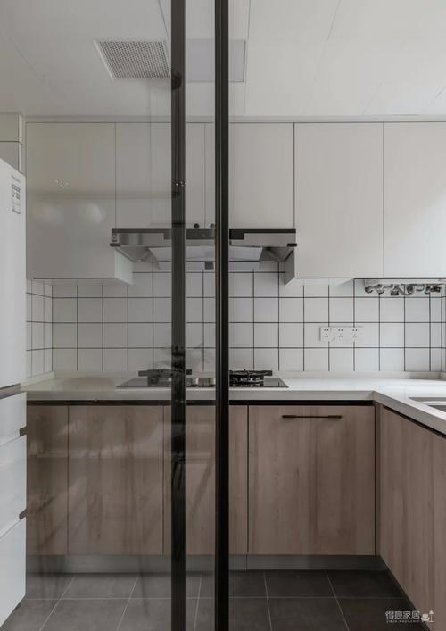 140平北欧风格全屋干净清爽厨房黑色细框玻璃门个性实用