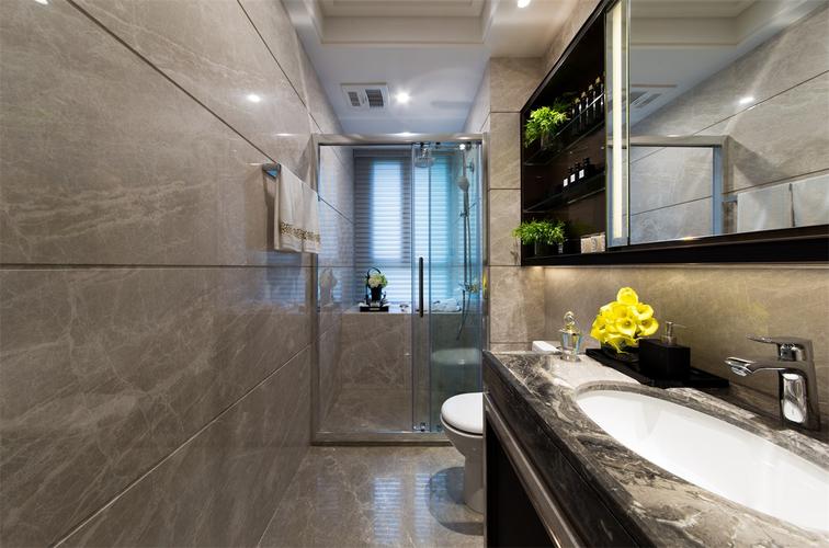 卫生间使用了干湿分离设计米色背景墙和大理石洗手台碰撞出层次感.