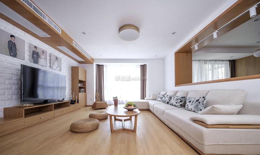 98平米现代简约风格客厅浅色木地板装修效果图