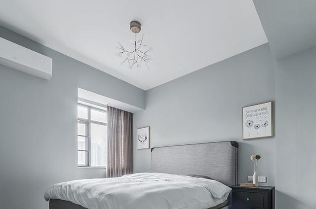 卧室采用灰色的装修浅灰色的乳胶漆配上深灰的床加上造型独特的吊灯.