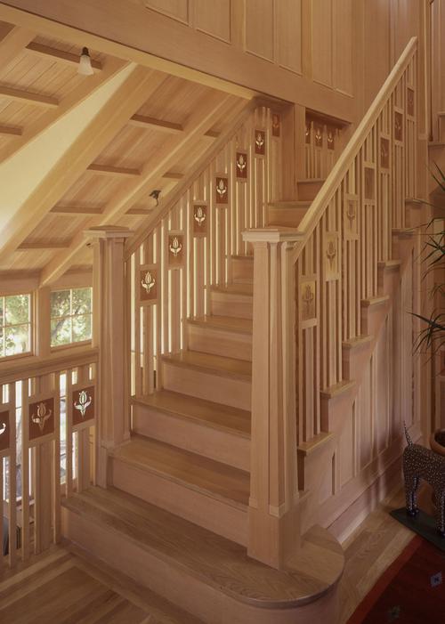 原木色纯木质温馨楼梯装修效果图