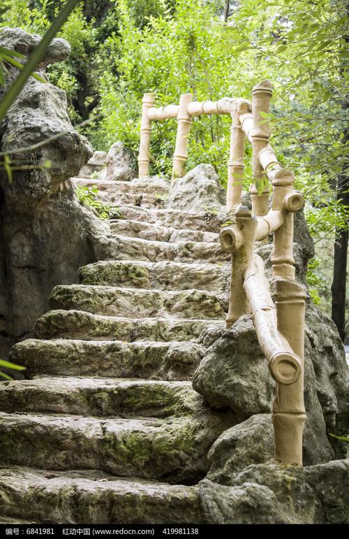 陡峭的石头楼梯