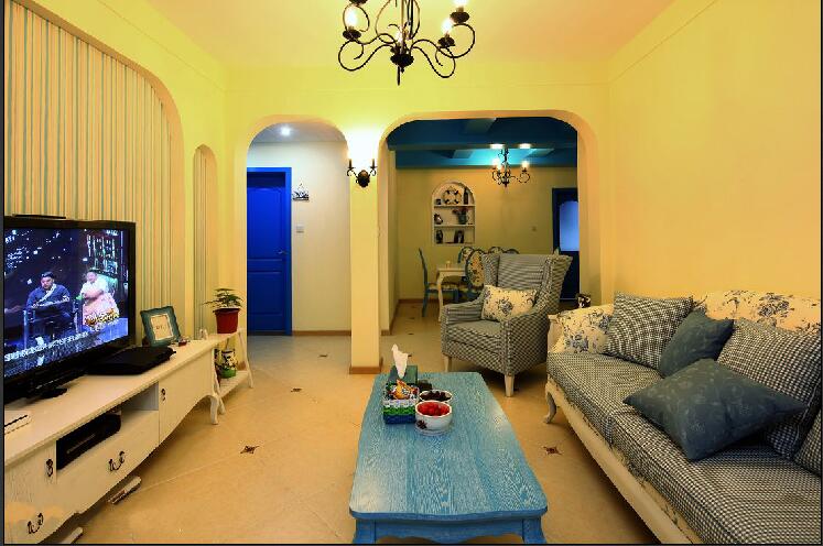 福邸暖黄色客厅水晶吊灯条纹壁纸布艺沙发拱形门效果图