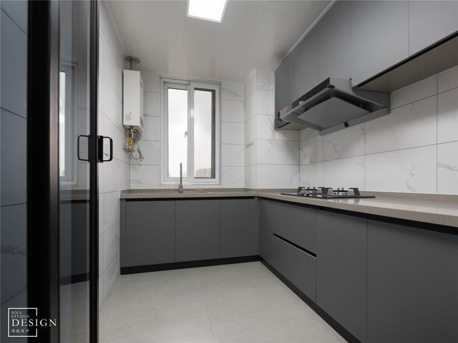 厨房整体选用灰色定制橱柜配合大理石纹理墙砖强化简约质感.