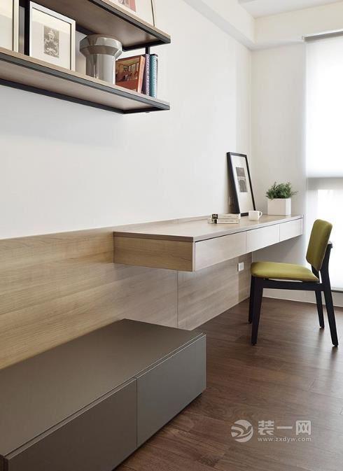 书房内书桌和书架都是采用挂墙式设计节省空间而且很实用.