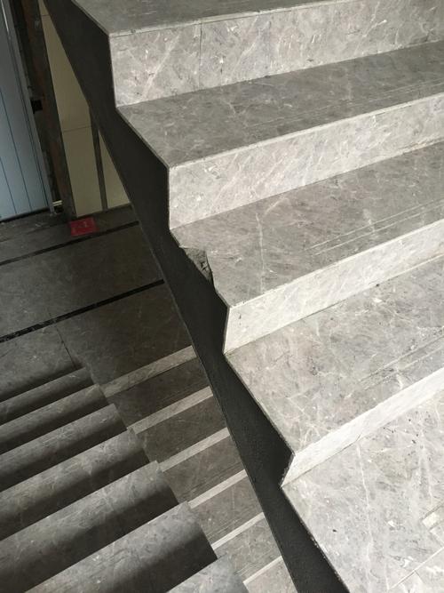 楼梯踏步砖破损