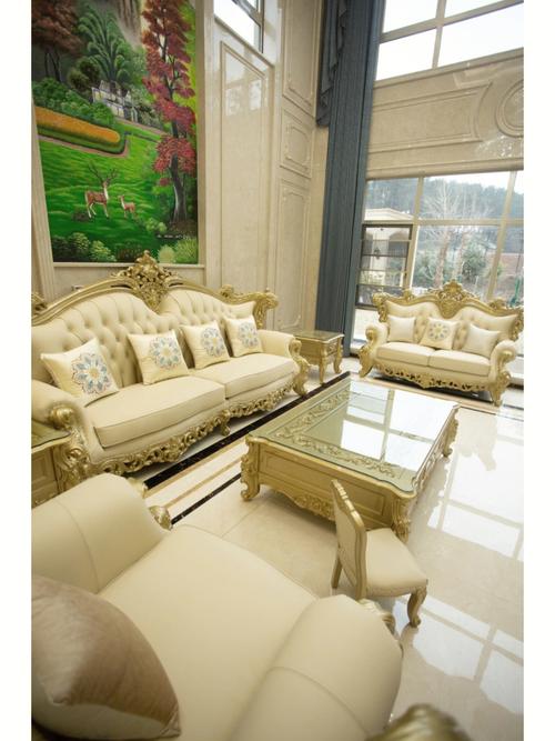 欧式别墅装修风格搭配的香槟色欧式沙发