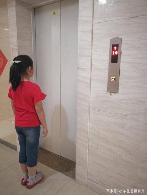 父母带孩子坐电梯牢记10不要别再让孩子为成人的疏忽买单
