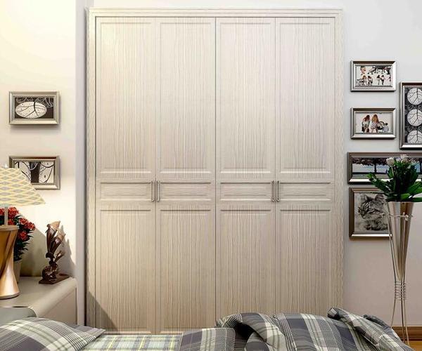 卧室使用暖白纹路的平开门衣柜使用整体更富有质感灯光的搭配也颇为