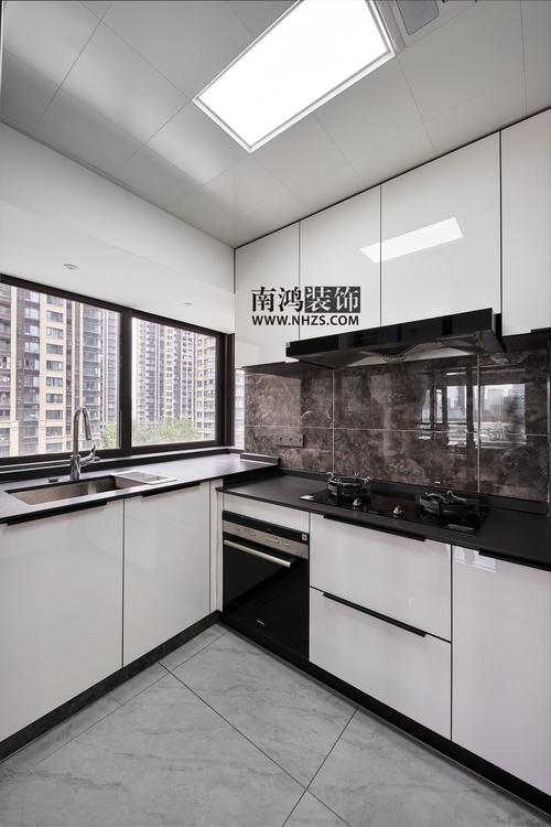 厨房墙面采用深色墙砖搭配白色美缝黑色台面凸显质感.