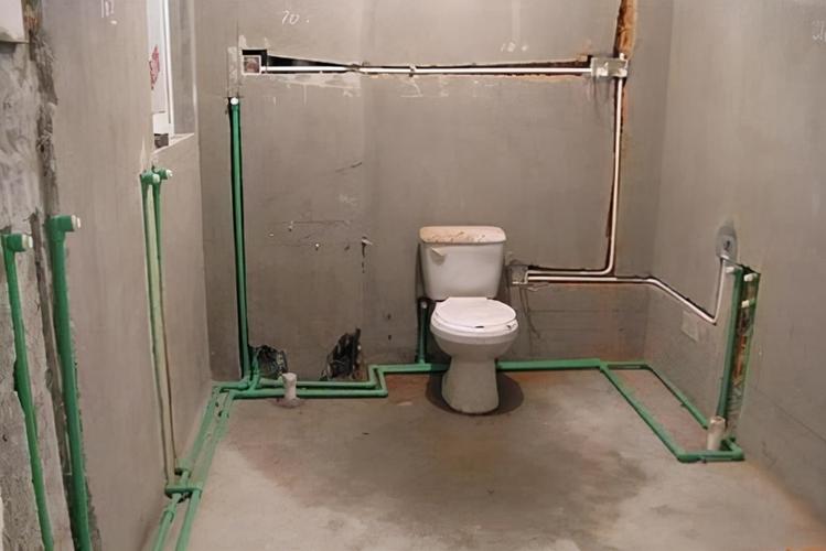 4卫生间水管的安装通常情况下水管走顶不走地冷热水出水口必须