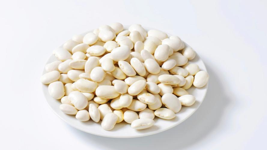 白豆这种植物它不像玉米和小麦是一大块大方它三五棵一丝白豆生长